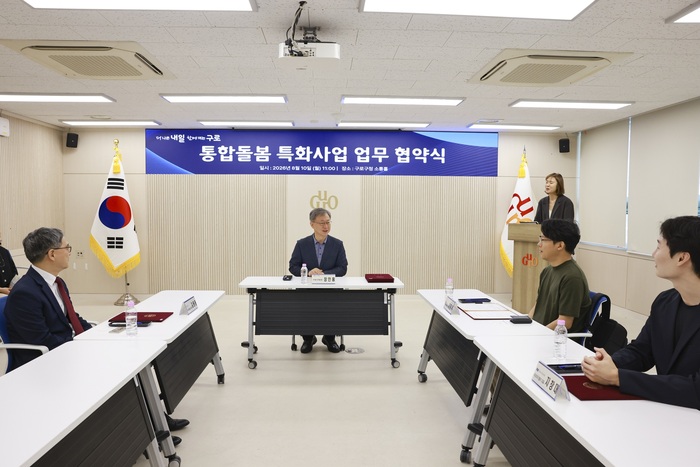 [코리안투데이] (사진) 장인홍 구로구청장(가운데)이 10일 구로구청 소통홀에서 열린 통합돌봄 특화사업 업무협약식에서 제공기관 관계자들과 이야기를 나누고 있다. © 박수진 기자