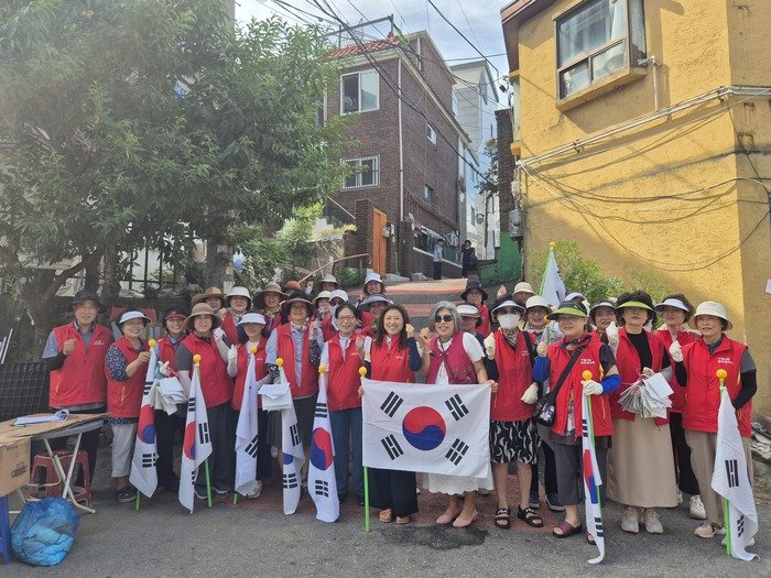 구월2동 통장자율회, 제81주년 광복절 맞이 태극기 게양 (사진 제공: 남동구청)