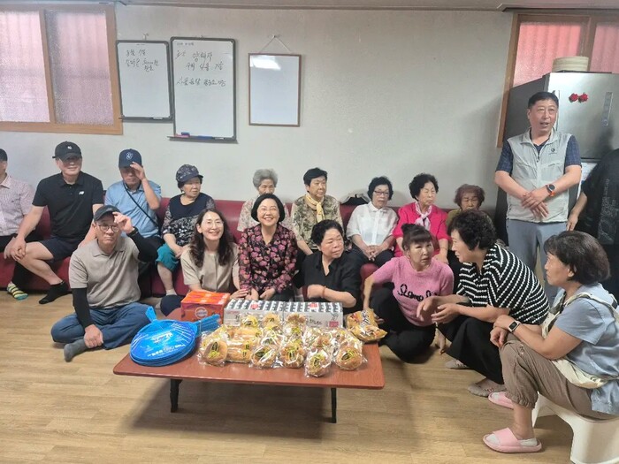 民德蕾薩朗奈努姆奉獻團 致贈甘石4洞長者活動室長輩營養點心