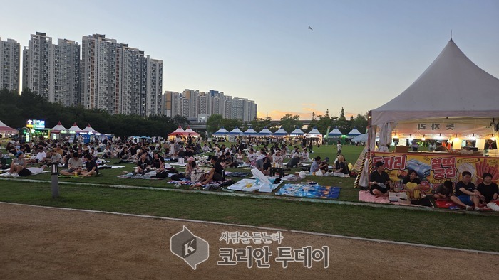 [코리안투데이]인천을 대표하는 여름 축제인 ‘2026 송도맥주축제’가 송도달빛축제공원에서 막을 올렸다. © 김현수 기자