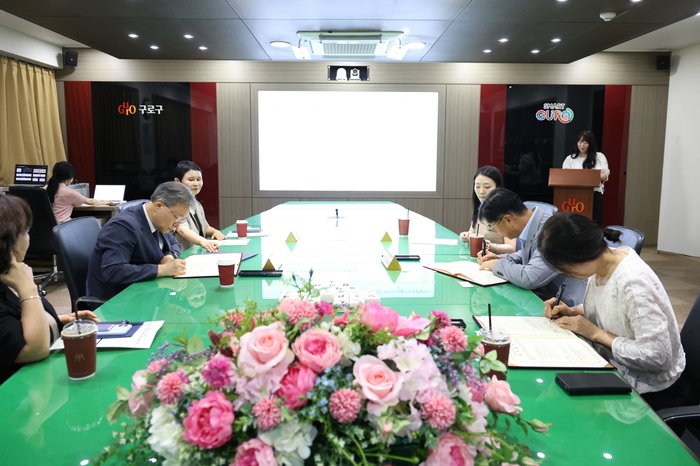 [코리안투데이] (사진) ‘2026 구로구 청년복지 지원사업 업무협약식’에서 참석 기관 관계자들이 협약서에 서명하고 있다. © 박수진 기자