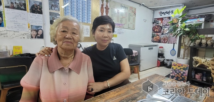 [코리안투데이] 장항제련소 영빈관에서 외국 바이어들에게 한식을 차렸던 김금례 여사(왼쪽)와 딸 최은숙 윤영밥상 대표. 김 여사의 음식 경험과 손맛은 딸에게 이어졌고, 1998년 시작된 윤영밥상의 밑반찬과 한식에 지금도 그 흔적이 남아 있다 ©지승주 기자