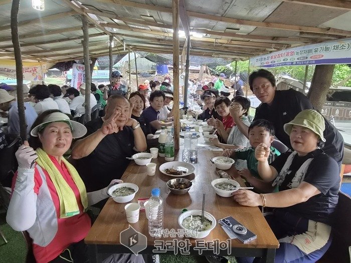[The Korean Today] Participants enjoyed complimentary banquet noodles and pumpkin pancakes prepared at Cheongsihoe Farm after the walk. © Reporter Bae