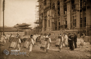[100년 전 오늘] 1926년 9월 2일 – 낙성식 한 달 앞둔 총독부 신청사, 벽돌을 나른 건 하루살이 인부들의 손이었다
