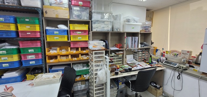 [Korean Today] Im Fertigungsbereich von JOY YOU werden Arbeitskomponenten, Materialien, Verpackungsmittel und produktionsbezogene Unterlagen detaillie