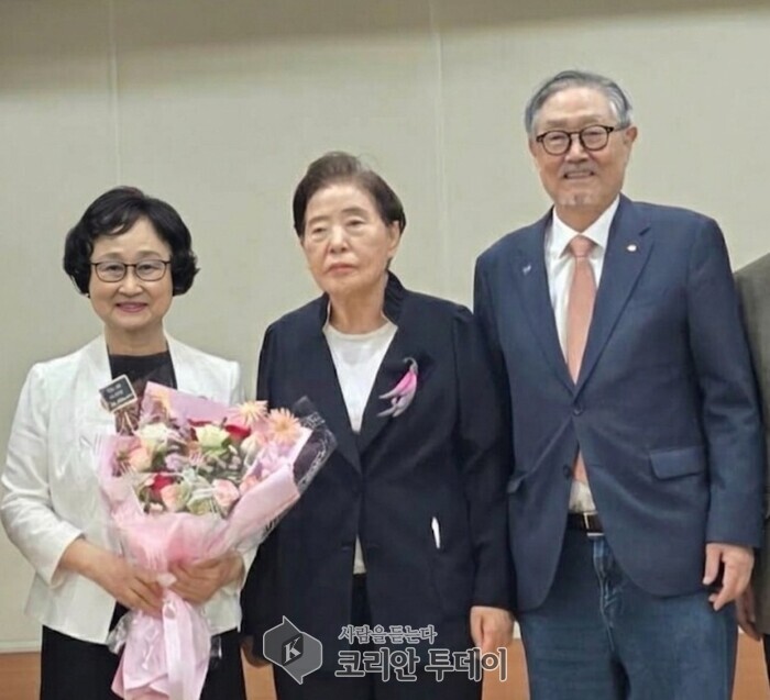 [Special Feature] Poet Lee Hye-seon Wins the 17th Korean Women’s Literary Award…Bringing the Vitality of Korean Women’s Literature to the World