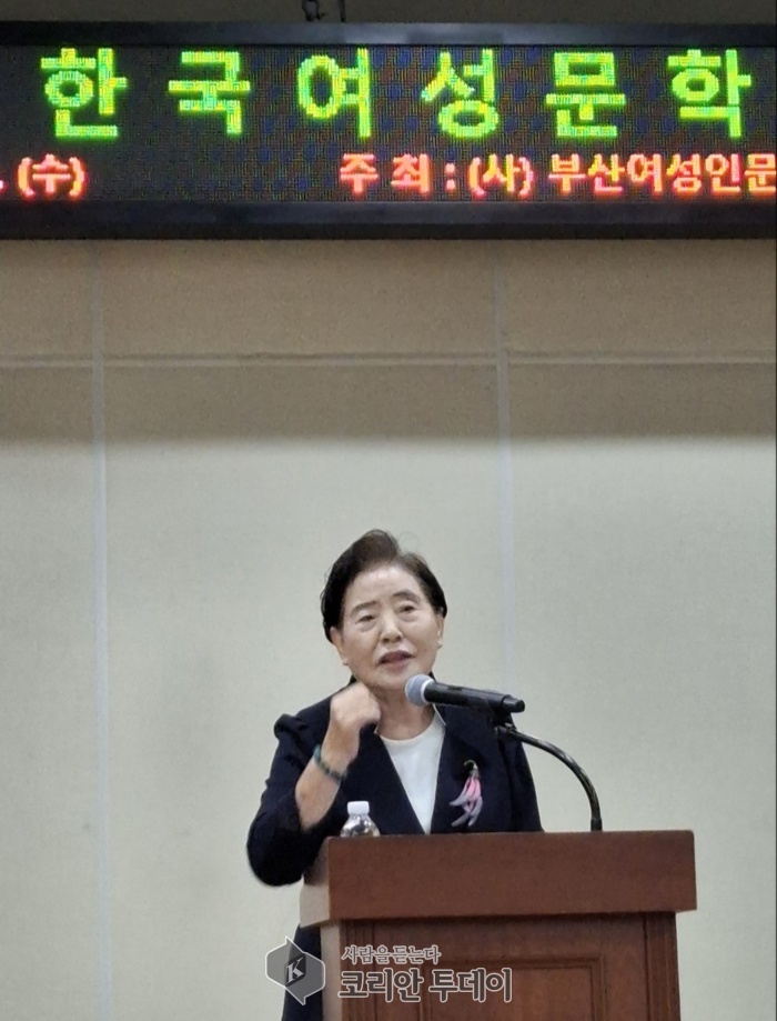 [The Korean Today] Advisor Jung Young-ja delivers congratulatory remarks at the Korean Women’s Literature Festival. © Reporter Baek Chang-hee
