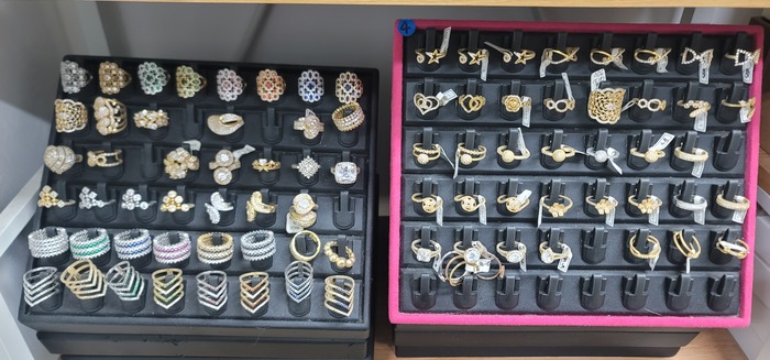 [Korean Today] Verschiedene Ringmuster, die im Beratungs- und Musterraum von JOY YOU aufbewahrt werden. Produkte mit unterschiedlichen Formen, Verzier