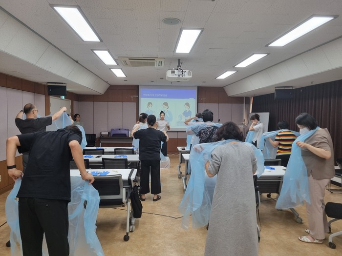 [코리안투데이] (사진) 260915 (사진) 감염병예방 관리교육 중 개인보호구 착용 실습을 하고 있다 © 박수진 기자