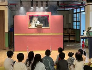 À Ganghwa-gun, le programme «섬:프레소» de septembre séduit les familles avec un spectacle participatif de marionnettes-chaussettes