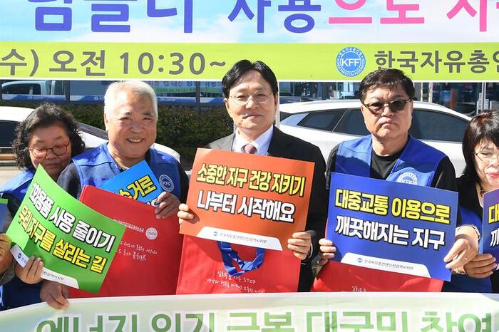 [코리안투데이] 한국자유총연맹 강화군지회 작은 실천이 만드는 큰 변화 자원순환 캠페인 © 장형임 기자