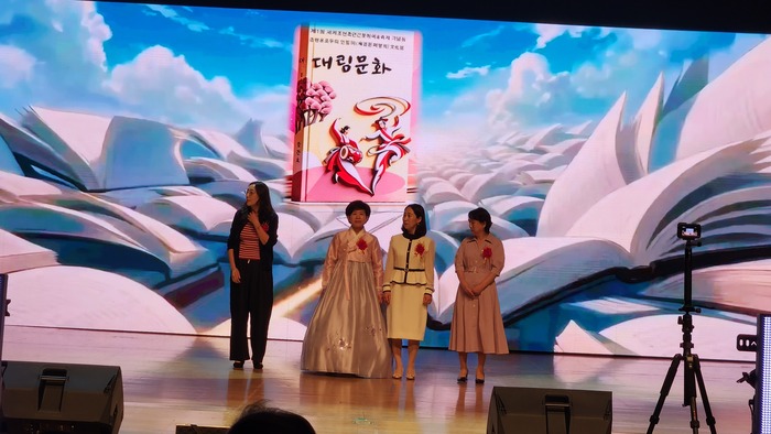 [코리안투데이] (사진) Stage greeting at the publication celebration © 박수진 기자