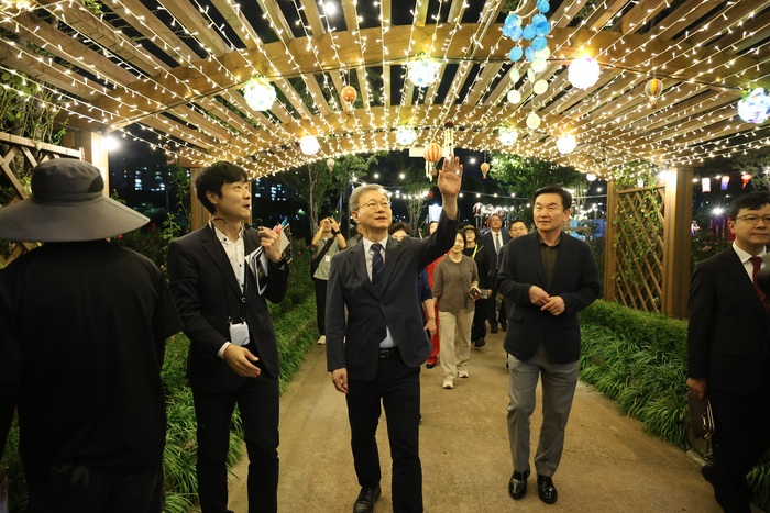 [코리안투데이] (사진) Guro-gu Mayor Jang In-hong (center) tours the '2026 Anyangcheon Light Festival' venue. © 박수진 기자