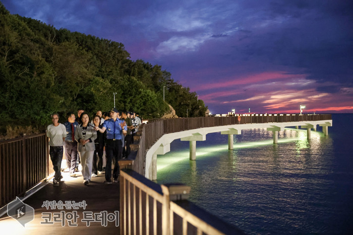 [The Korean Today] 乙旺里文化探訪路海岸デッキ道の竣工記念ウォーキング行事 © キム・ミヒ記者