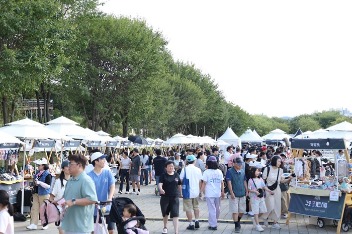 [코리안투데이] (사진) ຜູ້ມາຢ້ຽມຢາມເທດສະການ Guro G Festival ກຳລັງຊົມບັນດາບູດທີ່ຈັດຕັ້ງຢູ່ບໍລິເວນແມ່ນ້ຳອານຢາງ. © 박수진 기자