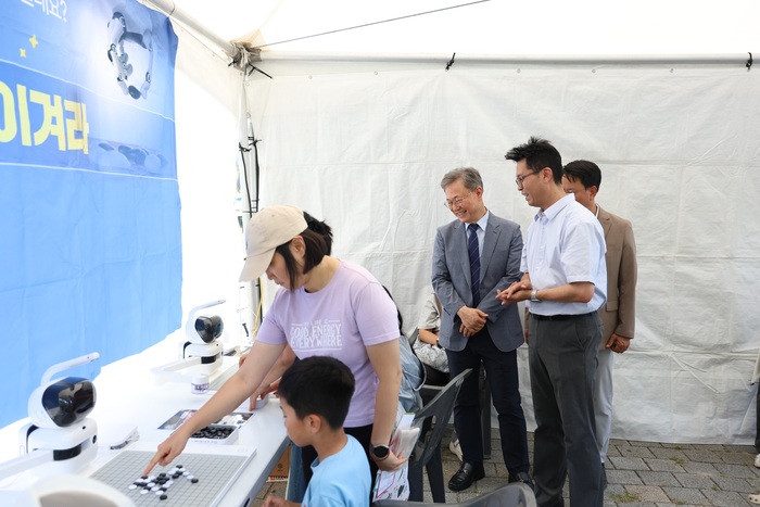 [코리안투데이] (사진) 張仁洪九老区庁長が19日、九老Gフェスティバルの体験ブースを見て回っている。 © 박수진 기자