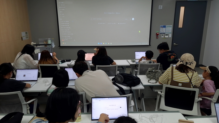 [코리안투데이] (사진) ภาพผู้ปกครองและบุตรหลานที่เข้าร่วม ‘โครงการบูรณาการเชิงสร้างสรรค์ด้วย Generative AI แบบครอบครัวมีส่วนร่วม’ กำลังฝึกปฏิบัติ ณ ศูนย์การศึก