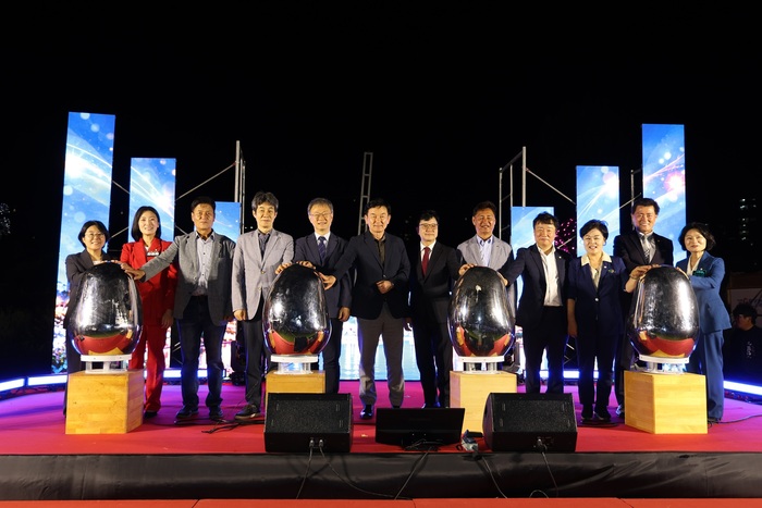 [코리안투데이] (사진) 九老区厅长张仁弘（左五）与与会人员正在参加安养川灯光庆典点灯活动。 © 박수진 기자
