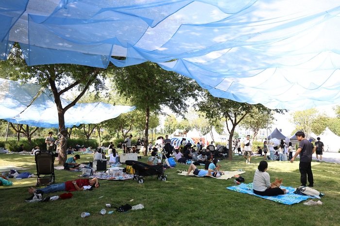[코리안투데이] (사진) Visitors to the Guro G Festival enjoy a moment of rest. © 박수진 기자