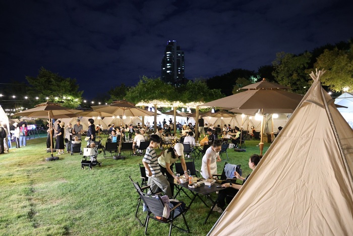 [코리안투데이] (사진) 18日，在安养川生态花草园设立的庆典现场，游客们正在欣赏庭园与夜间景观照明。 © 박수진 기자