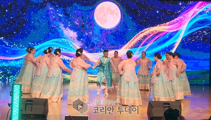 [코리안투데이] 사진 송화강시니어예술단 무용 배띄워라 © 박수진 기자