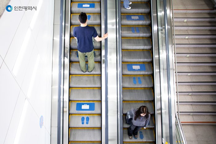 [코리안투데이] The nudge design engraved on the escalator at Incheon Airport Terminal 2 Station to prevent luggage-fall accidents © 장형임 기자