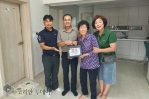 Hội đồng Bảo trợ Xã hội Cộng đồng xã Baengnyeong tặng ‘bộ quà canh xương bò hầm’ cho 400 hộ người cao tuổi trước Tết Trung thu