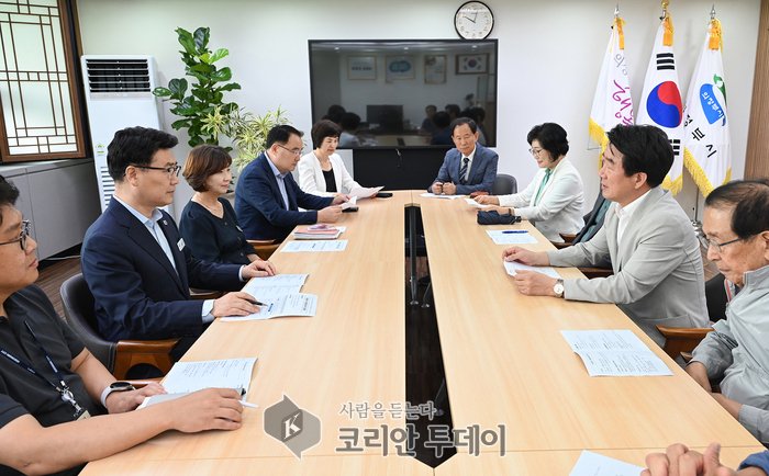 ▲ 김원기 의정부시장, 행정동우회와 간담회…시정 발전 위한 소통 강화 © 안종룡 기자