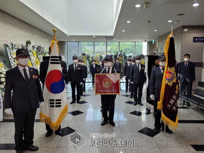 [코리안투데이] 무연고자들의 마지막을 함께 선양하고 있는 하남호국봉사회 박규섭 회장과 회원들의 모습 ©백창희 기자
