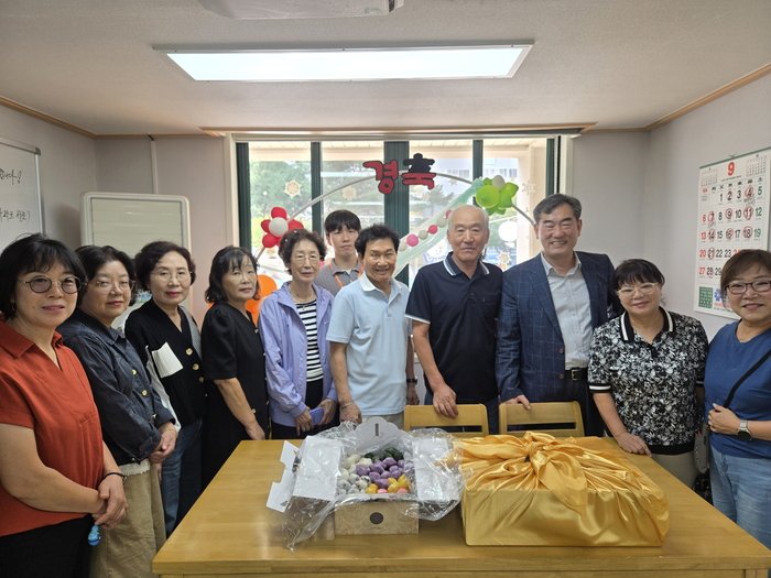 คณะกรรมการสวัสดิการสังคมนนฮย็อน 1-ดง มอบซงพยอนให้ศูนย์ผู้สูงอายุในวาระชูซก