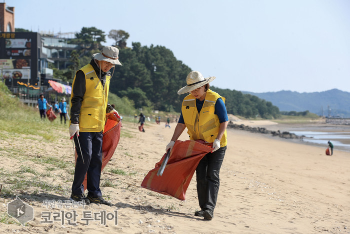 [코리안투데이] 마시안 해변 해양쓰레기 수거 활동 © 김미희 기자
