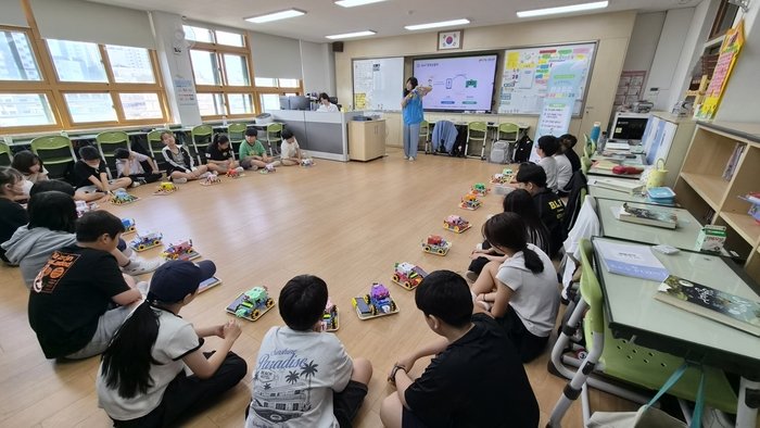 [코리안투데이] (사진) 261001 (사진) 덕의초등학교 학생들이 ‘마을을 지키는 AI 환경 순찰차’ 코딩 실습에 참여하고 있다 © 박수진 기자