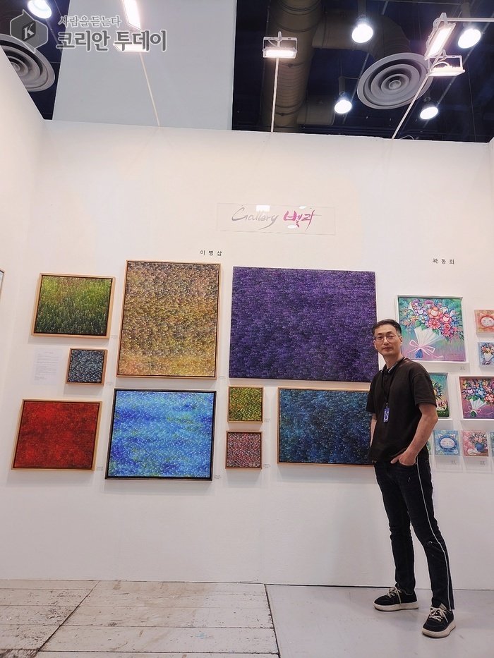 Artist Lee Byeongsam Captures Life Memories in Hangul Written by Hand