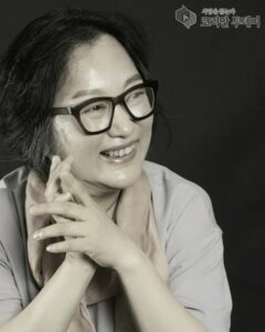 윤경주 작가, 대갈화사 회원전에 《바람이 되어》 출품…열정과 배려를 그리다
