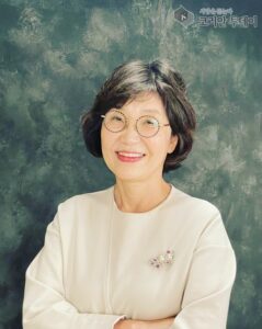 박경화 작가, 《시간의 향기 IX》에 담은 기억…옻칠과 자개로 재해석한 괴석죽도