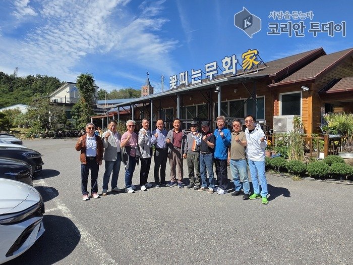 [코리안투데이] 사진:" “정우회 회원들이 1박 2일 신안 여행 중 기념촬영 © 박수진 기자