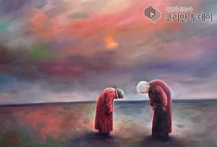 [코리안투데이] 두 어머니의 인사와 장미를 감싼 나비…서로를 헤아리는 마음과 생명의 힘 © 김현수 기자