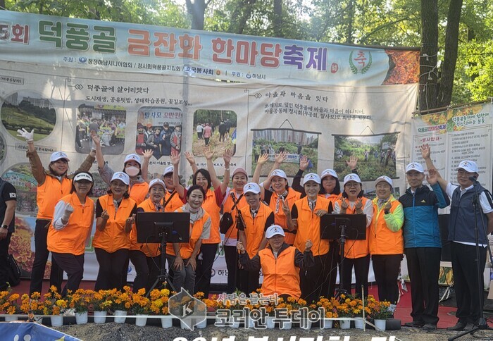 [Korean Today] Volunteers who practiced service and sharing at the Deokpunggol Marigold Community Festival © Reporter Baek Chang-hee
