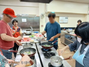 万石洞地域社会保障協議体、一人暮らしの中高年におかず配達・料理教室