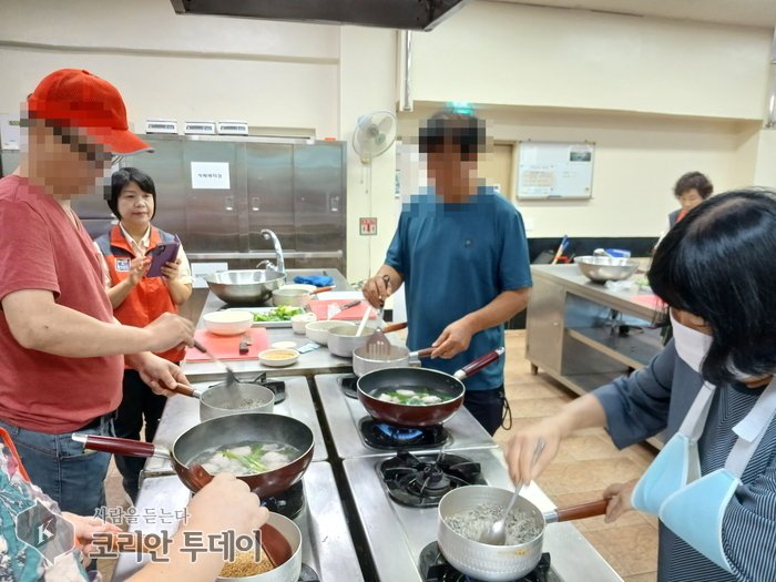 [The Korean Today] 万石洞地区社会保障协议体小菜制作项目参与者 © 金美姬记者