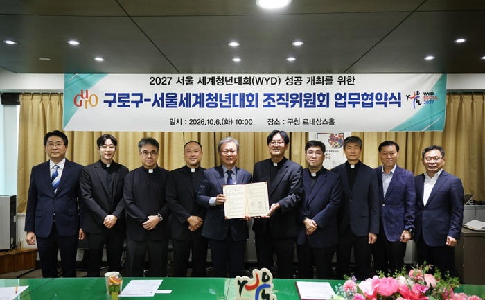[코리안투데이] (사진) 261007 （写真）チャン・インホン区庁長（左から5番目）が、ワールドユースデー業務協約式を終えて記念撮影を行っている。 © 박수진 기자