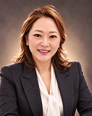 손으로 빚고, 빛으로 찍고, 이제 AI로 겹친다