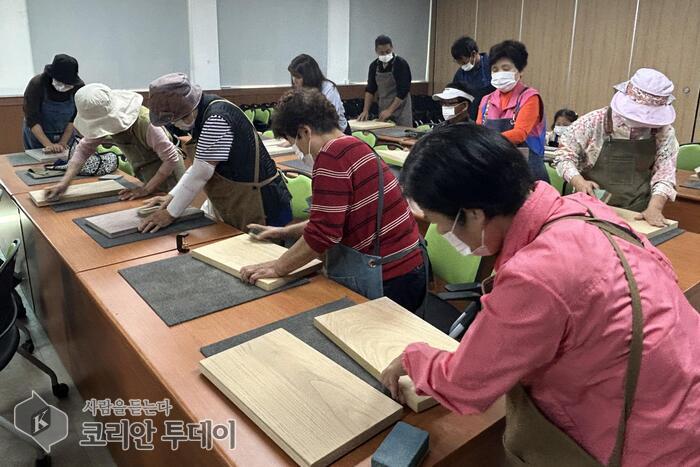 [코리안투데이] 생활개선회 회원들의 공예 실습 © 김미희 기자