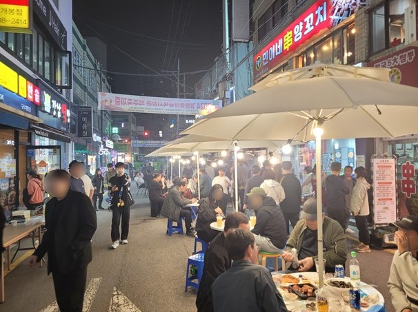 [코리안투데이] (사진) 구로구 개봉중앙 골목형상점가를 찾은 주민들이 먹거리를 즐기고 있다. © 박수진 기자