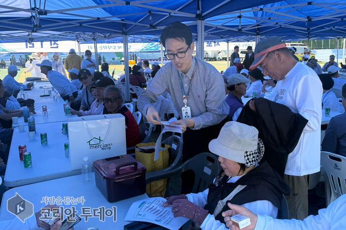 [코리안투데이] 통합돌봄사업 안내받는 덕적면 주민들 © 김미희 기자