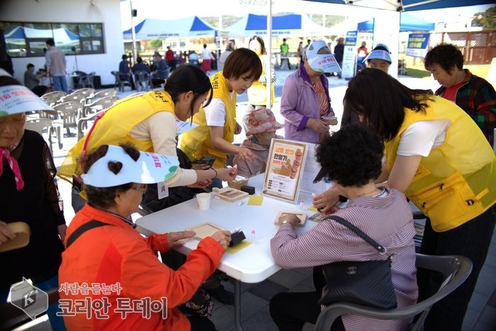 [The Korean Today] Yongyu-area residents taking part in 'Yongyu-dong Happy Masil' © Reporter Kim Mi-hee