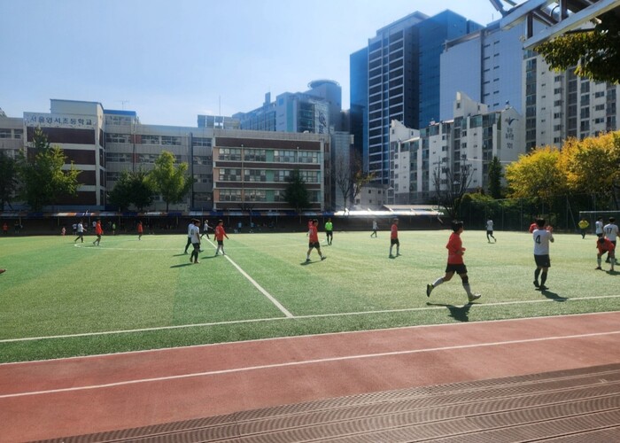 [코리안투데이] (사진) 지난 11일 열린 ‘제42회 구로구청장기 축구대회’ 예선전에서 청년부 선수들이 열띤 경기를 펼치고 있다. © 박수진 기자