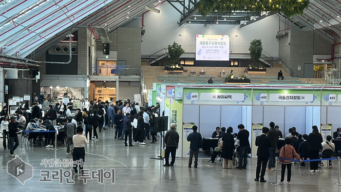 济物浦区根基产业企业招聘会吸引500余名求职者……367人参加现场面试