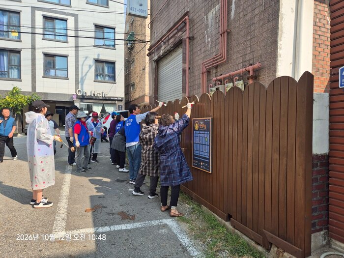 Guwol 3-dong Tongjang Jayulhoe Refreshes Park Benches and Walls to Create a Pleasant Community Environment