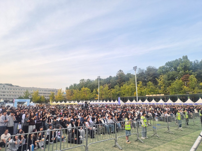 [코리안투데이] (사진) 17일 열린 ‘제11회 구로 청소년축제’에서 청소년과 주민들이 공연을 관람하고 있다. © 박수진 기자